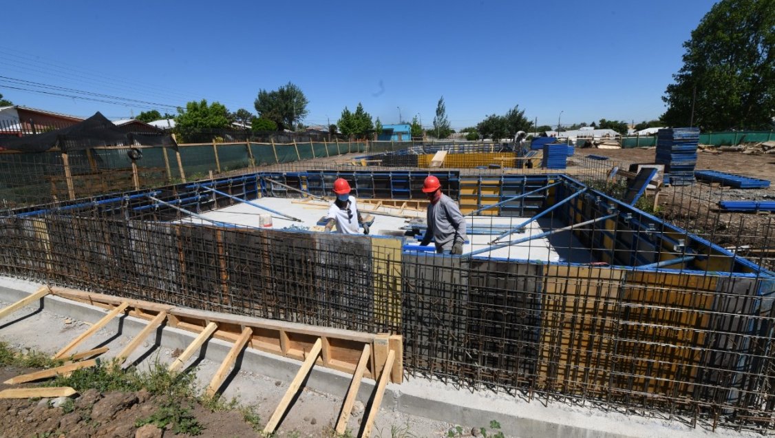 Chillán: Avanza la construcción de piscinas municipales en barrios El Roble y Vicente Pérez Rosales