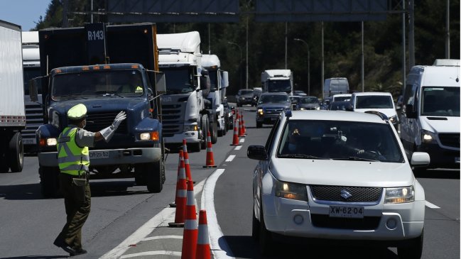Autoridades estiman que alrededor de 55 mil personas saldrán de Santiago este fin de semana