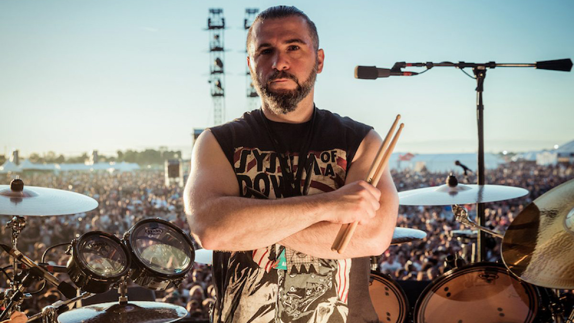 Baterista de System of a Down, defensor de Trump, da confuso mensaje tras invasión al Capitolio