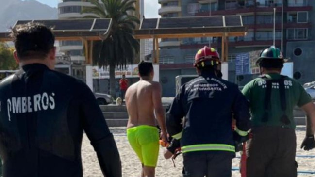 Bomberos rescató a tripulantes de un bote que chocó con roquerios y se hundió en Antofagasta