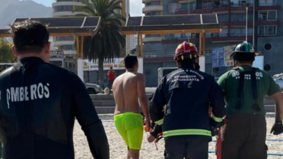 Bomberos rescató a tripulantes de un bote que chocó con roquerios y se hundió en Antofagasta
