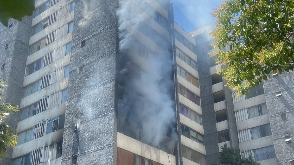Incendio afecta un departamento en la comuna de Estación Central