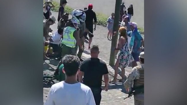Veraneantes agredieron a Carabineros mientras detenían a sujetos en procedimiento de drogas en playa de Pichilemu