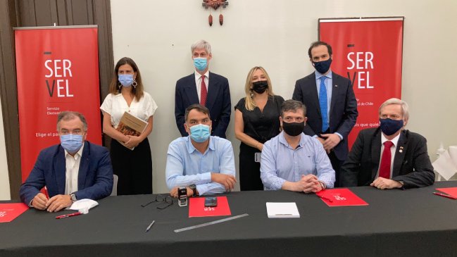 Chile Vamos y Partido Republicano inscribieron su lista en el Servel aunque aún hay pendientes