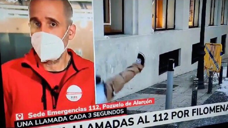 Se resbaló en vivo para la TV y su caída se viralizó: 
