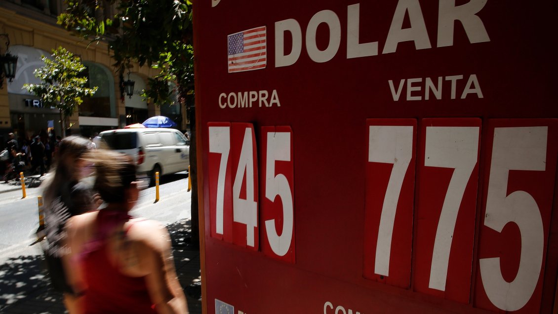 Dólar sufre importante alza tras decisión del Banco Central