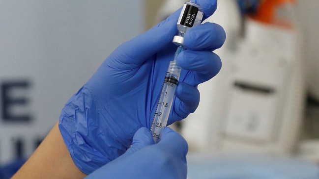 Gobierno espera iniciar vacunación de adultos mayores y funcionarios de hogares en dos semanas