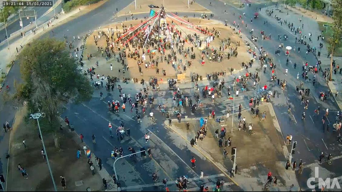 Manifestantes se tomaron la Plaza Baquedano en nuevo viernes de protestas