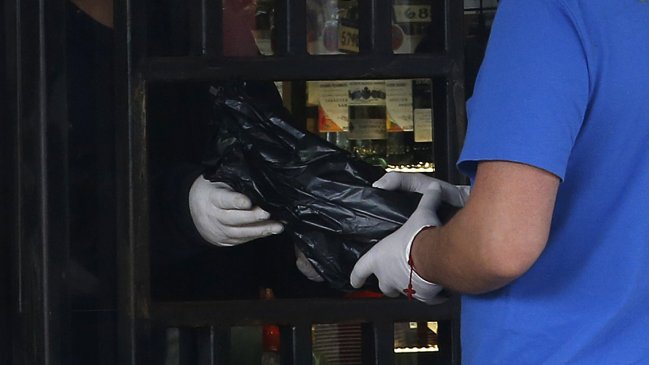 Ocho carabineros dados de baja por proteger una botillería 