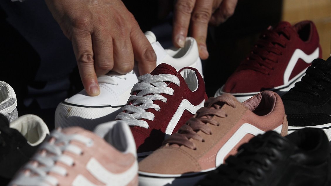 Extranjeros intentaron sacar del país más de siete mil pares de zapatillas falsificadas