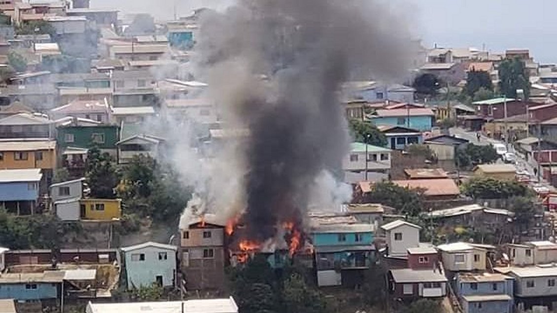 Incendio destruyó cinco casas en el Cerro Toro de Valparaíso