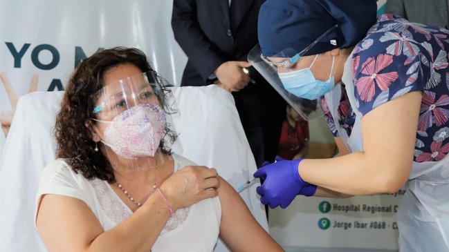 Asistente social que estuvo en la UCI por Covid-19 fue la primera en recibir la vacuna en Coyhaique
