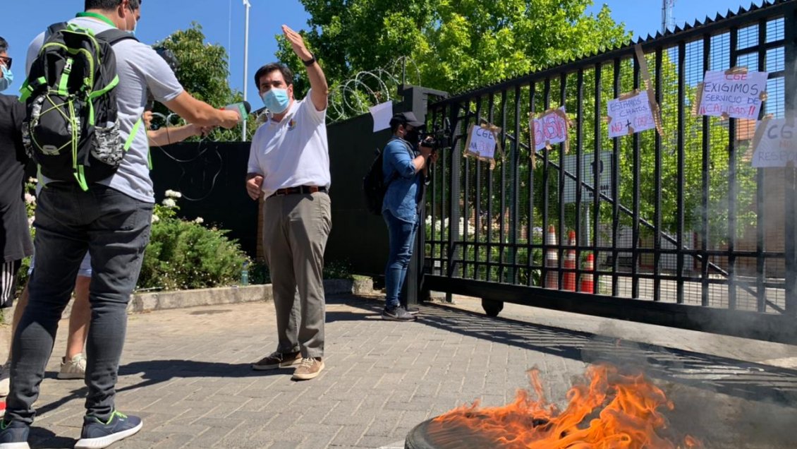 Alcalde de Pelarco protestó contra CGE con quema de neumáticos