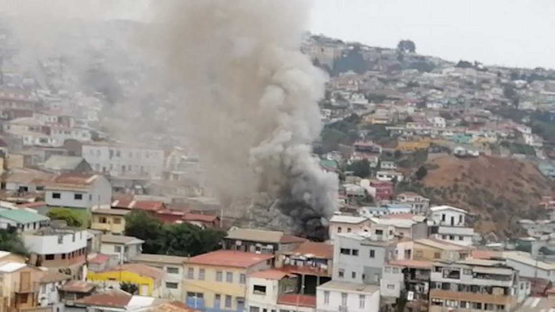 Incendio afecta a viviendas del turístico Cerro Cordillera de Valparaíso