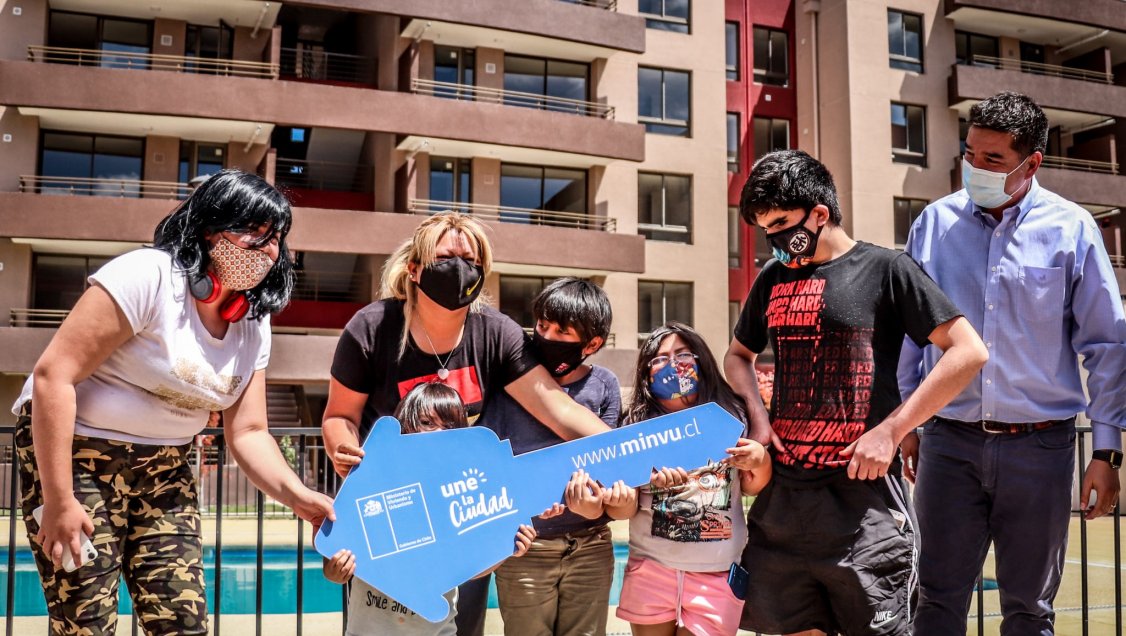 Chillán: 299 familias reciben las llaves de sus departamentos en Cumbres de Lantaño