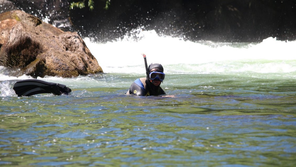 Con buzos tácticos, el Gope de Carabineros busca a joven desaparecido en el Río Trancura