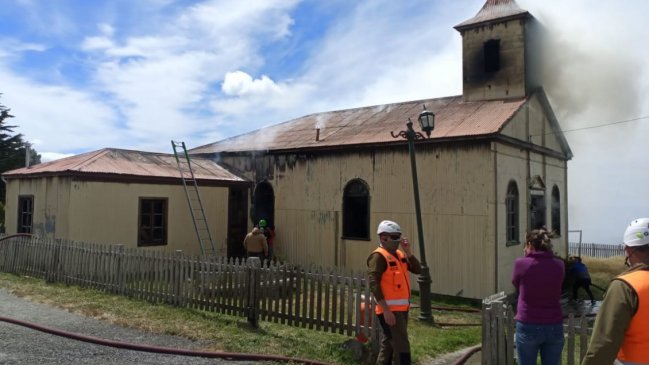 Carabineros detuvo a sospechoso de provocar incendio que afectó a iglesia en Punta Arenas