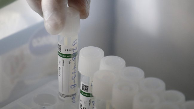 Denuncian a clínica de Las Condes por vender PCR negativos sin tomar muestras