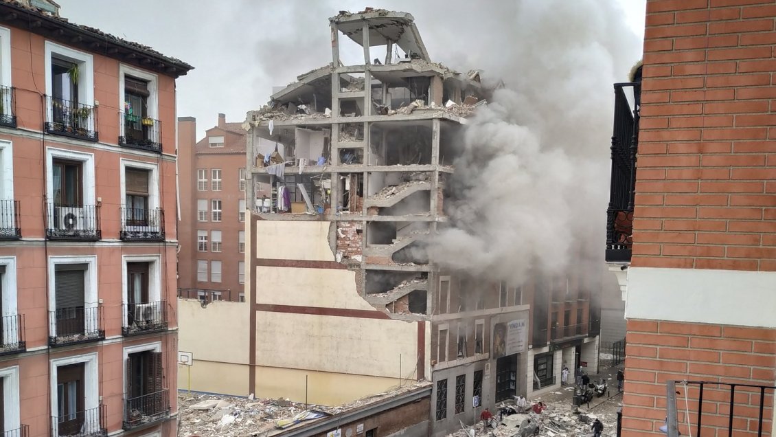 Fuerte explosión derrumbó parte de un edificio en Madrid: Al menos tres fallecidos