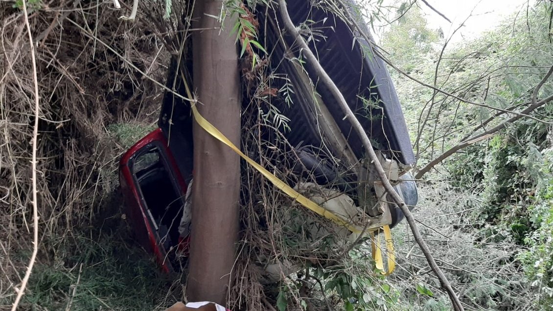 Adulto mayor fue rescatado tres días después de volcar su camioneta en Licantén