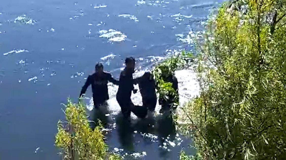 Bomberos rescató a mujer que se precipitó desde el Puente Juan Pablo II al Río Biobío