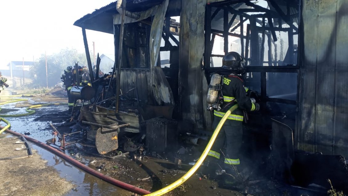 Fuego consumió vivienda en el sector de Villa Generosa en Punta Arenas