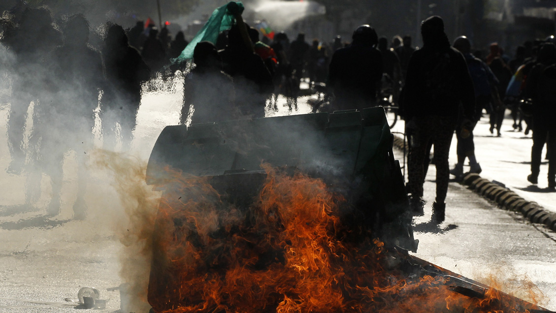 Incidentes en nuevo viernes de protestas y manifestantes volvieron a tomarse Plaza Baquedano