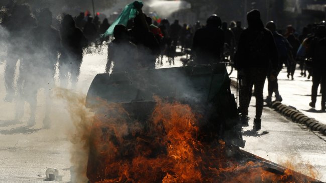 Incidentes en nuevo viernes de protestas y manifestantes volvieron a tomarse Plaza Baquedano