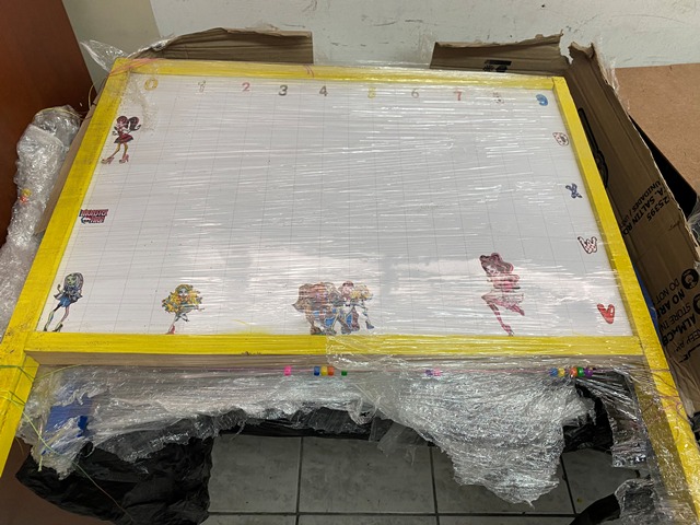 Sujeto fue interceptado trasladando 11 pizarras infantiles con marihuana