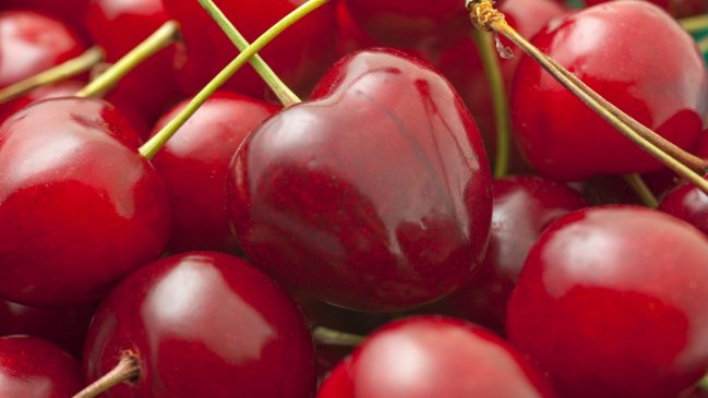 Ventas de cerezas chilenas sufren en China por rumores en redes sociales que las vinculan al Covid