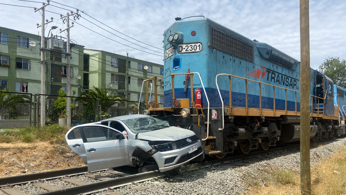 Tren colisionó a un vehículo en Estación Central: Fue arrastrado más de 300 metros