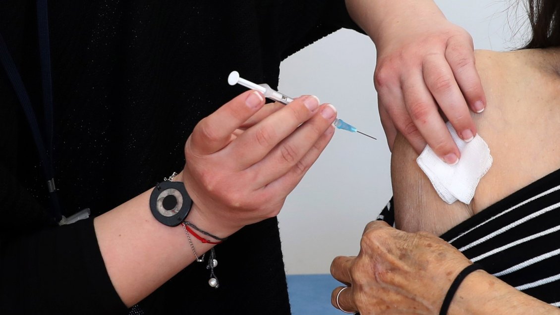 Gobierno de Biden prevé vacunar también a los indocumentados