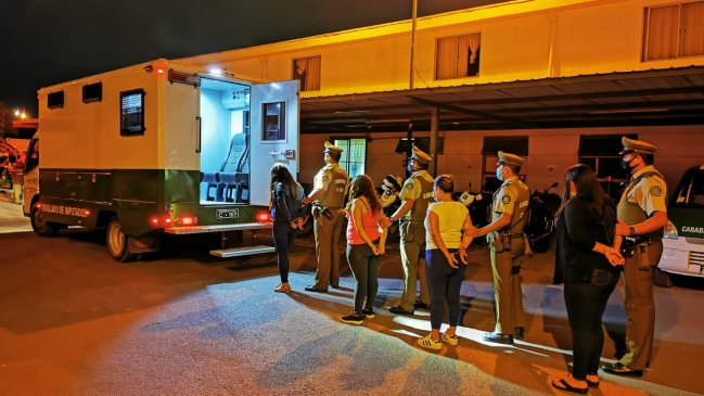 Carabineros detuvo a 25 personas en local clandestino en Alto Hospicio