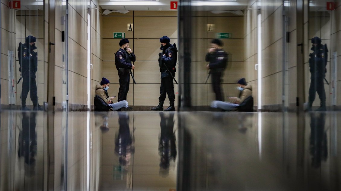 Justicia rusa condena a dos meses de arresto domiciliario a hermano y aliados de Navalni