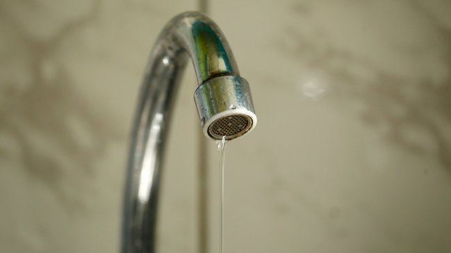 Postergan posible corte de agua en 38 comunas de la Región Metropolitana