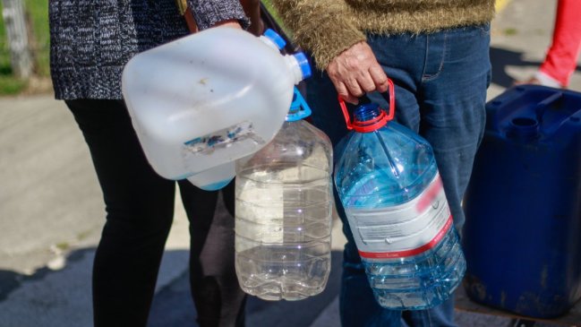Autoridades llaman a los habitantes de la Región Metropolitana a juntar agua