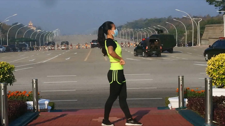 Mujer se volvió viral por baile con el golpe de Estado en Birmania de fondo