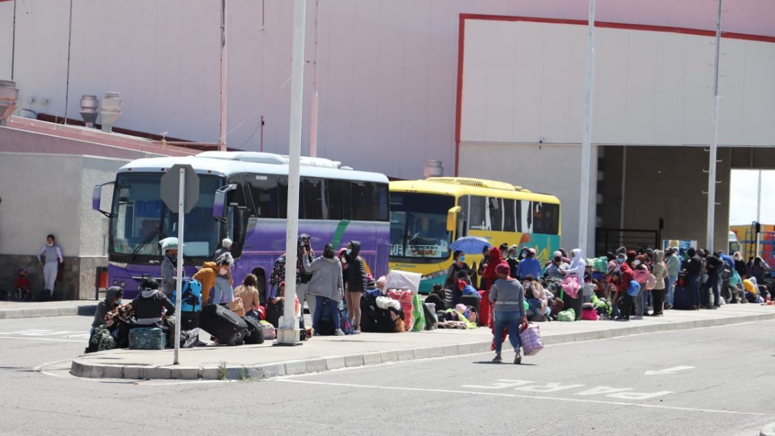 Comenzó traslado de 500 migrantes varados en Colchane hacia Iquique