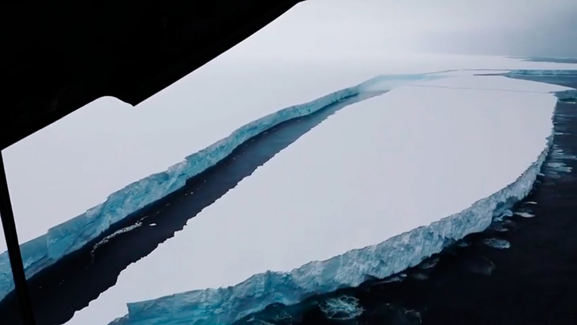 Iceberg gigante que amenazaba las islas Georgia del Sur se rompe en pedazos