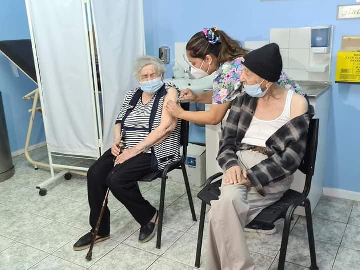 Tarapacá: Abuelita de 101 años fue la primera persona vacunada en Pica