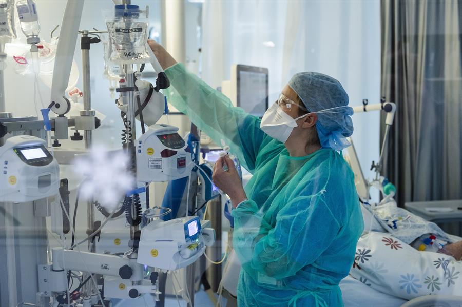 Covid-19: Casos nuevos en Chile disminuyen a 2.616 y se reportan 17 fallecidos