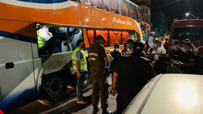 Operativo trasladó a 106 migrantes que realizaban cuarentena en Iquique hacia Santiago