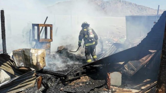 Vivienda de material ligero resultó destruida tras incendio en Antofagasta