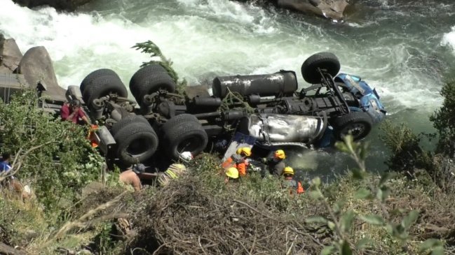 Caída de camión a río deja a una mujer fallecida y a otras dos personas lesionadas en Coyhaique