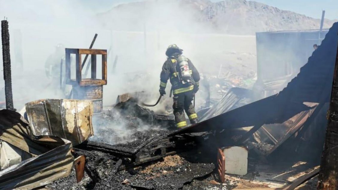 Vivienda de material ligero resultó destruida tras incendio en Antofagasta