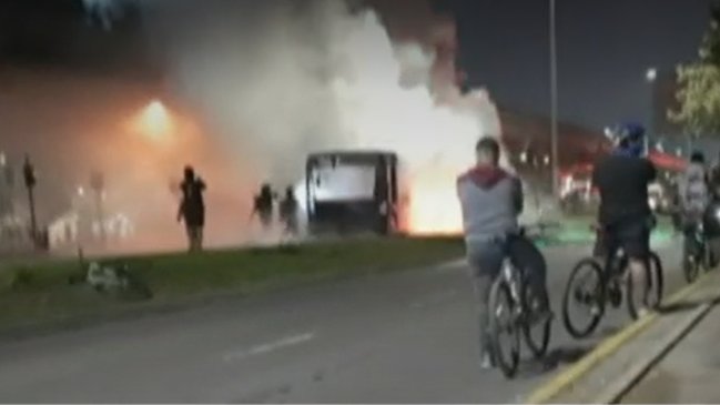 Desconocidos queman bus del Transantiago tras protesta por muerte de malabarista