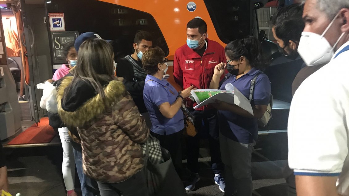 Autoridades trasladaron a a 250 migrantes de Iquique a Santiago