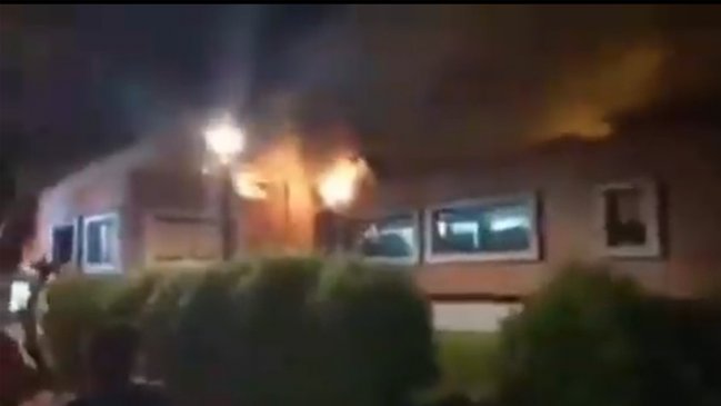 Incendio afectó a oficinas del municipio de Villarrica tras protestas: Bomberos presume intencionalidad