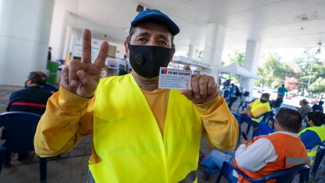 Bomberos, recolectores de basura y personal de aseo se suman a vacunación masiva en Ñuble