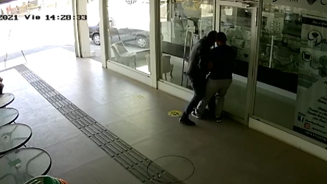 Delincuentes robaron más de 50 millones en joyas y dinero desde local comercial de Angol